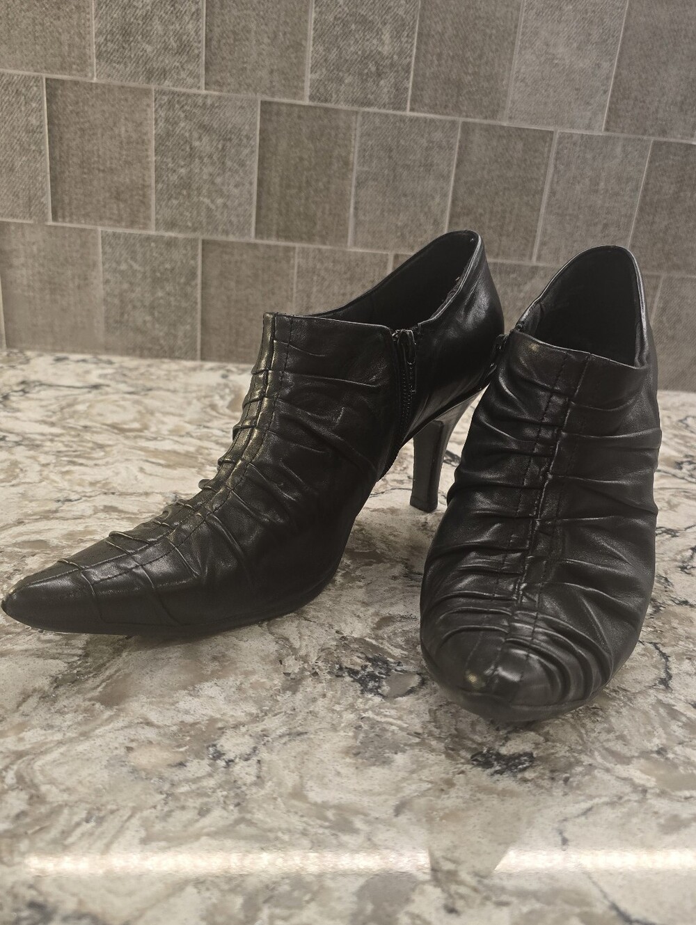 REACTION Kenneth Cole Black Leather Ruched Pointed Toe Ankle Shoes Sz 9.5